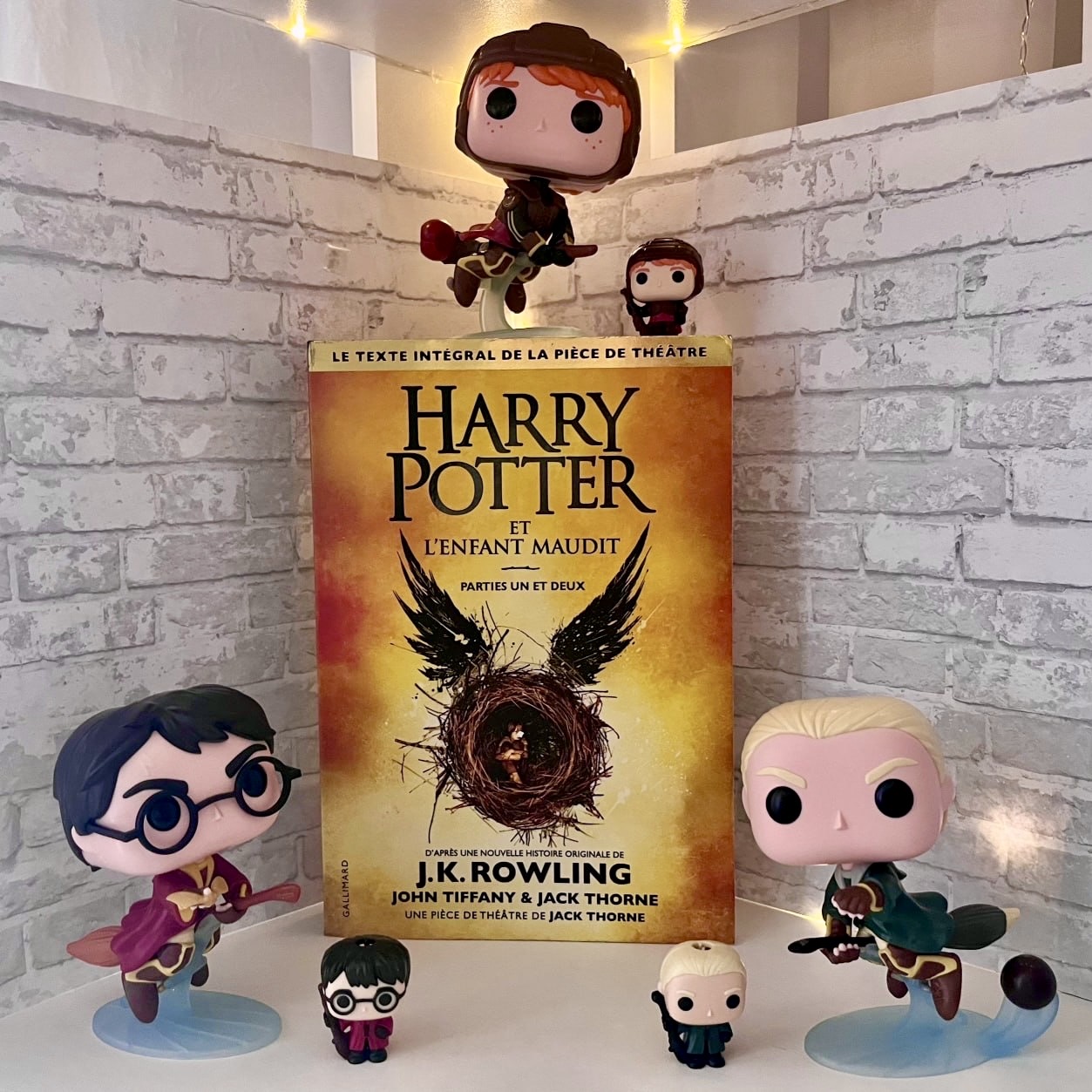 Большие и маленькие фигурки Harry Potter с оранжевой книгой